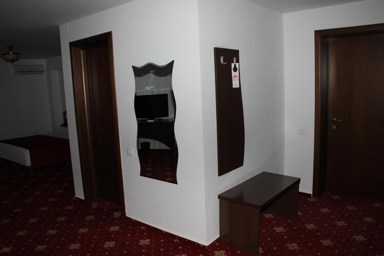 Отель Hotel Royal 2 Urziceni